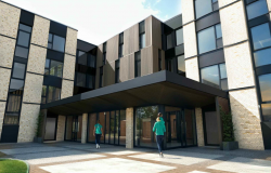 Haupteingang des Erweiterungsbaus